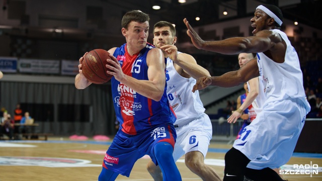 Koszykarze drużyny King Wilki Morskie wygrali z Polfarmexem Kutno 69:64 w meczu Tauron Basket Ligi rozegranym w niedzielę w Szczecinie.