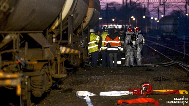 Zakładowa Straż Pożarna Grupy Azoty Puławy usuwa amoniak z cystern, które wykoleiły się w Szczecin Dąbiu.