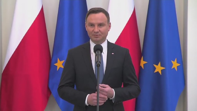 To ważny dzień, bo po raz pierwszy od przemiany ustrojowej w Polsce powstała ustawa, która oznacza wsparcie ze strony państwa polskiego dla rodzin, które posiadają dzieci - mówił prezydent Andrzej Duda.