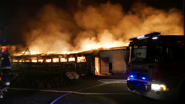 Ogień w nocy z soboty na niedzielę zauważyli właściciele gospodarstwa Karolewko. W rozmowie z portalem iszczecinek.pl sugerują, że to było podpalenie.