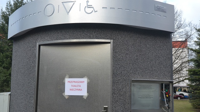 Publiczna toaleta o wartości blisko 200 tysięcy złotych stała się celem kołobrzeskich wandali. Kolejny raz dali o sobie znać niszcząc miejski szalet.