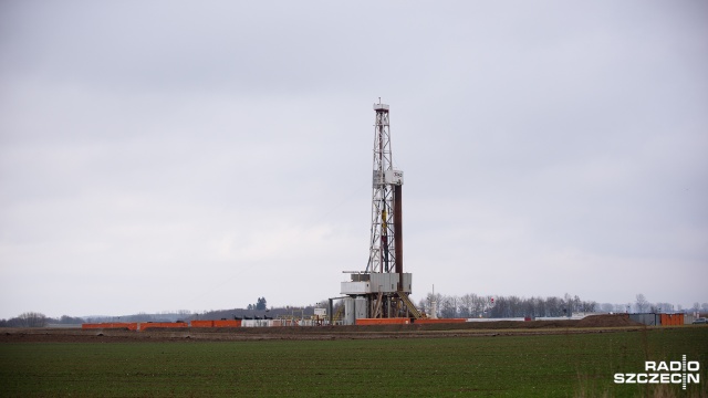 Trwa przygotowanie odwiertu do przemysłowego wydobycia gazu ziemnego w Siemidarżnie niedaleko Trzebiatowa. 60 metrowe urządzenie wiertnicze niebawem zniknie z pola i zostanie tylko głowica eksploatacyjna wielkości hydrantu.