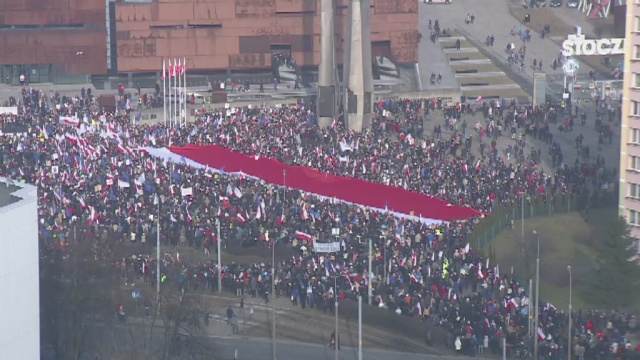 Od kilkunastu do 20 tysięcy osób - tyle według różnych szacunków, wzięło udział w manifestacji w obronie Lecha Wałęsy.