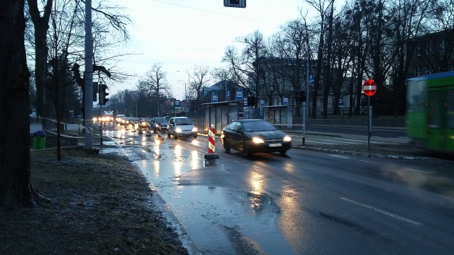 Korek w alei Wojska Polskiego w kierunku centrum Szczecina. Z powodu awarii wodociągowej przed skrzyżowaniem z Felczaka zamknięty jest prawy pas jezdni.