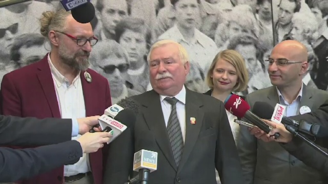 Na wspólnej konferencji prasowej z Komitetem Obrony Demokracji, Lech Wałęsa zapewniał o poparciu i cieszył się jako ojciec, który ma wspaniałe dzieci. A twórca KOD-u Mateusz Kijowski podkreślał, że skorzysta z rad byłego prezydenta dotyczących strategii działania. Jakie to wskazówki, nie zdradził.