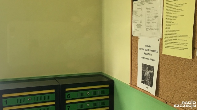 Uwaga, na tym osiedlu mieszka pedofil, chroń swoje dziecko - takie czarno-białe ostrzeżenia formatu A4 ze zdjęciem młodego, uśmiechniętego mężczyzny w garniturze zawisły kilka dni temu w podszczecińskich Warzymicach.