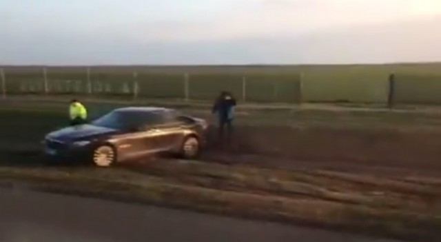 Groźny incydent z udziałem prezydenta Andrzeja Dudy. W prezydenckiej limuzynie pękła tylna opona. Kierowcy udało się opanować auto i uniknąć zderzenia z innymi pojazdami.