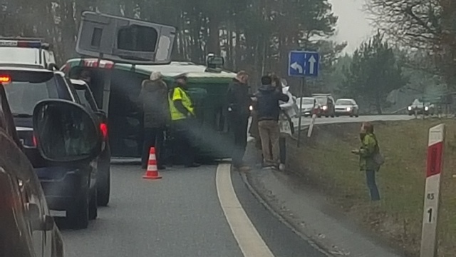 Bus kursujący na trasie Szczecin - Świnoujście wyjeżdżając z parkingu zderzył się z osobowym autem. Busem podróżowało 12 osób, pojazd przewrócił się na bok.