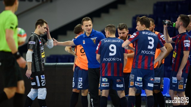 Halowi piłkarze Pogoni 04 po ostatnich remisach powalczą z Red Dragons Pniewy w ekstraklasie futsalu.