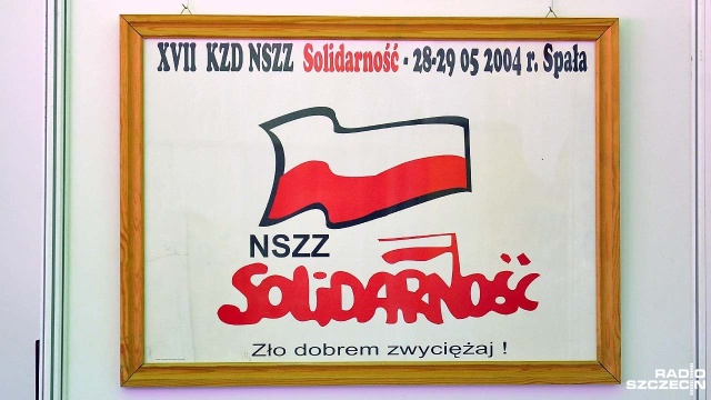 Związek zawodowy Solidarność ostrzega Komitet Obrony Demokracji, by nie wykorzystywał podczas swoich demonstracji znaku Solidarności. Chodzi o flagi z czerwonym napisem na białym tle. Pojawiły się one na dwóch manifestacjach, m.in. w obronie Lecha Wałęsy.