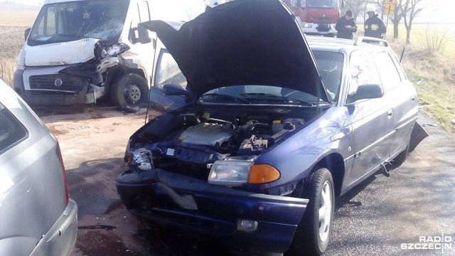 Wypadek busa w powiecie kołobrzeskim. W miejscowości Czernin na drodze wojewódzkiej nr 163 auto najechało na stojące na jezdni pojazdy. Do zdarzenia doszło we wtorek ok. godz. 10.30.