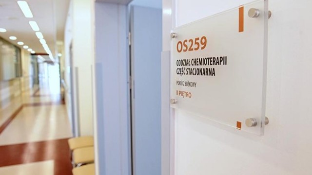 Antynowotworowa szczepionka skuteczna w 100 proc. możliwa, ale tylko w teorii - uważają eksperci programu Radio Szczecin na Wieczór. Media obiegła informacja o odkryciu przez brytyjskich naukowców innowacyjnej metody walki z rakiem. Aby walka przyniosła oczekiwany efekt, potrzebna jest jeszcze antynowotworowa szczepionka.