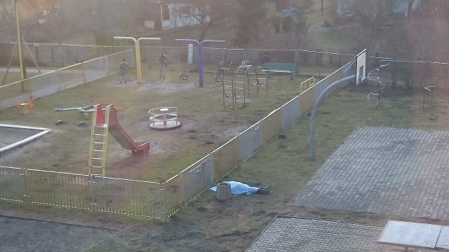 Ciało zmarłego mężczyzny ponad cztery godziny leżało na osiedlu przy placu zabaw dla dzieci przy ulicy Ostrowskiej w Szczecinie.
