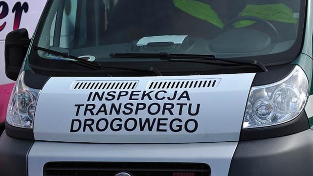 40 dzieci wieźli w autobusie pijani kierowcy na autostradzie A4 w Krakowie. Inspekcja Transportu Drogowego zatrzymała ich na bramkach.