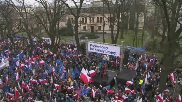 Według miasta w warszawskiej manifestacji w pod hasłem Przywróćmy ład konstytucyjny wzięło udział 50 tysięcy osób - informuje portal tvn24.pl. Z kolei policja podaje liczbę 15 tysięcy uczestników.