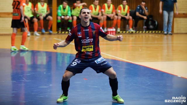 Mateusz Jakubiak show. Piłkarz halowej Pogoni 04 zdobył cztery gole w wygranym meczu z Nbitem Gliwice 4:1 w ekstraklasie futsalu. Do przerwy był remis 1:1.