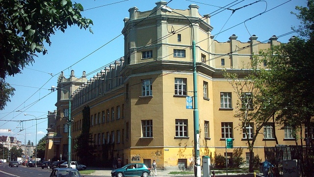 Student napadł na wykładowcę na Uniwersytecie Adama Mickiewicza w Poznaniu, informują ogólnopolskie media. Mężczyzna został zaatakowany ostrym narzędziem, ale wyszedł już ze szpitala.
