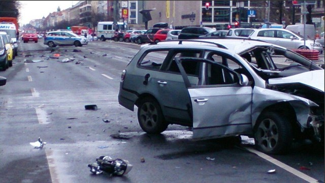 Volkswagen Passat eksplodował w Berlinie - jego kierowca nie żyje, policja zaleca mieszkańcom dzielnicy Charlottenburg, by zostali w domach.