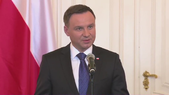 Suwerenne sprawy kraju załatwia się wewnątrz na drodze porozumienia politycznego - mówił we wtorek na konferencji prasowej w Pradze Prezydent RP Andrzej Duda. Wtórował mu prezydent Czech Milosz Zeman.