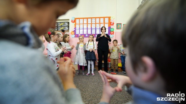 Szczecińscy uczniowie uczą się języka migowego. Szkoła Podstawowa nr 5, jako pierwsza w Szczecinie i jako druga w Polsce, rozpoczęła zajęcia z porozumiewania się z niesłyszącymi.