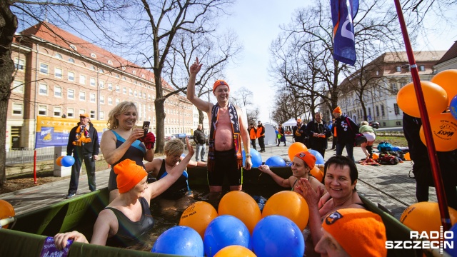 Morsy przywitały wiosnę w Alei Kwiatowej w Szczecinie kąpiąc się w małym basenie, a dzieci kolorowały prawie dwumetrową pisankę. W festynie wzięło udziału kilkudziesięciu mieszkańców.