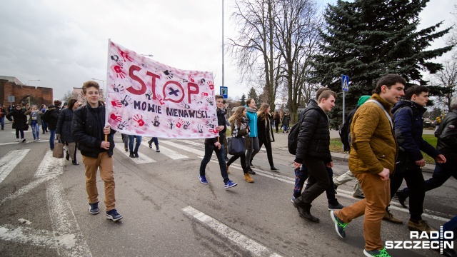 700 uczniów przeszło ulicami Pyrzyc w marszu przeciwko nienawiści i przemocy słownej w internecie.