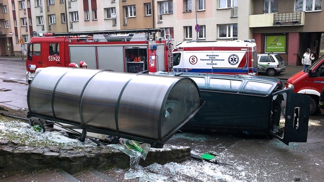 Samochód osobowy wjechał w przystanek autobusowy, do wypadku doszło około 11 przy ul. Kazimierza Wielkiego.