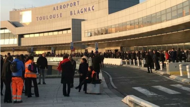 Ewakuacja lotniska w Tuluzie - informują francuskie media. Wszyscy pasażerowie, którzy czekali na samolot a także ci, którzy już byli na pokładach musieli opuścić port lotniczy.