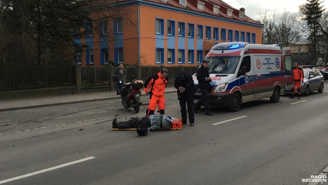Wypadek na ulicy Niedziałkowskiego w Szczecinie. W czwartek po godzinie 16 w samochód wyjeżdżający spod budynku telewizji uderzył skuter.