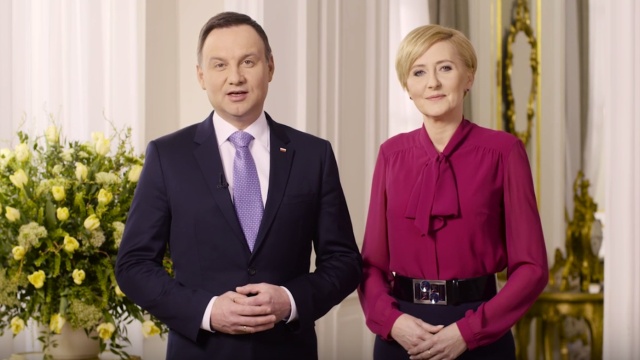 Andrzej Duda wraz z małżonką zamieścili na stronie Kancelarii Prezydenta film, w którym życzą wszystkim rodakom między innymi wzajemnej życzliwości.