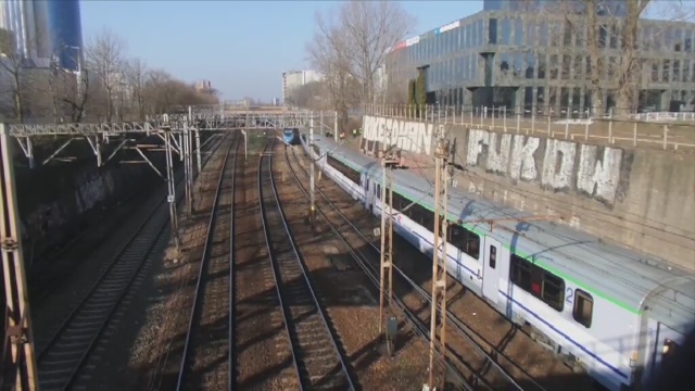 Pod wyjeżdżający z tunelu pod Dworcem Centralnym pociąg wpadła kobieta.