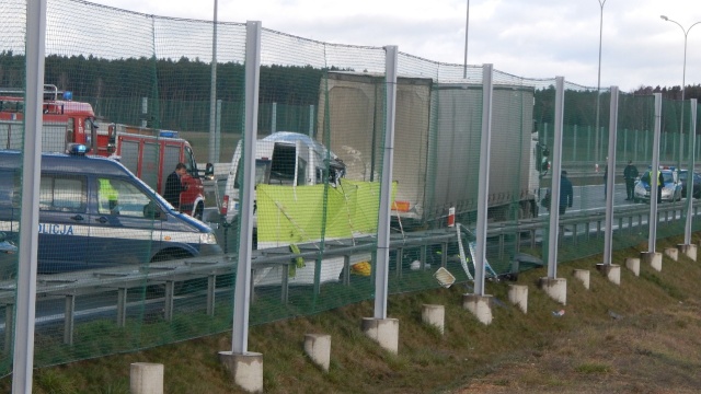 Tragiczny wypadek na S3 w Lubuskiem. Bus najechał rano na ciężarówkę na wysokości Rosina, między Sulechowem a Świebodzinem.