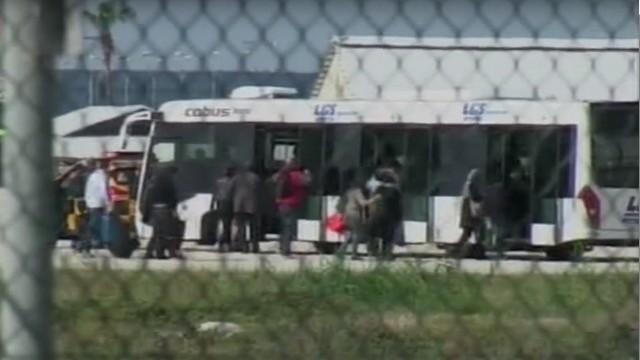 Porywacz samolotu sterroryzował obsługę atrapą pasu szahida