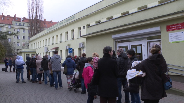 Blisko 60 osób pojawiło się o poranku w Szczecińskim Centrum Świadczeń i złożyło dokumenty, by wkrótce otrzymywać pieniądze na dzieci.