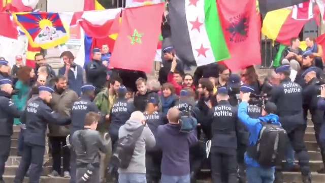 Demonstracje w Brukseli - policja zatrzymała kilkunastu uczestników manifestacji przeciwko rasizmowi, a także dwóch kontrdemonstracji ultraprawicy.