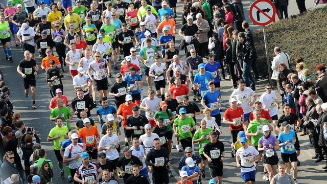 Najstarszy, wielu biegaczy twierdzi nawet, że najlepszy, a na pewno jeden z najszybszych - o godzinie 11 rozpocznie się 43. Maraton w Dębnie.