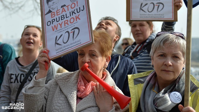 Kobiety protestują - premier odpowiada: rząd nie pracuje nad prawem aborcyjnym.