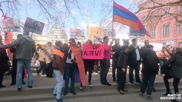 Ok. 200 Ormian protestowało w Berlinie przeciw konfliktowi pomiędzy Armenią a Azerbejdżanem. To właśnie prezydent tego drugiego kraju jest według protestujących odpowiedzialny za wznowienie walk. Tydzień temu w rejonie Górskiego Karabachu został złamany ponad 20-letni rozejm między krajami. W pikiecie w stolicy Niemiec uczestniczyli też szczecinianie.