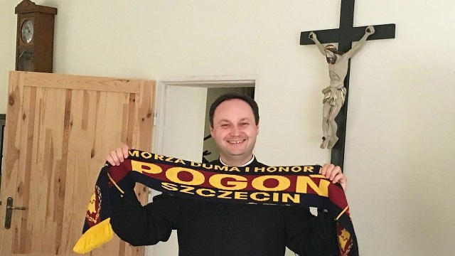 15 remisów Pogoni w sezonie, więc pora na wygraną. W trzy punkty dla Portowców wierzą już nie tylko kibice, ale też księża z klubowymi szalikami.