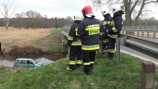 Wylądował samochodem w rzece choć nie powinien w ogóle wsiadać za kółko, bo miał sądowy zakaz prowadzenia do 2018 roku.