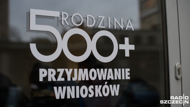Wnioski o wypłatę pieniędzy złożyła połowa uprawnionych. Do samorządów w całym kraju trafiło już prawie półtora miliona dokumentów. 400 tysięcy ubiegających się o pieniądze zrobiła to przez internet - informuje PAP.