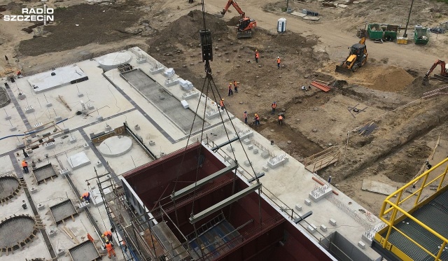 Duńczycy mogą odebrać popiół ze szczecińskiej spalarni. Duńska firma IF Group wstępnie zadeklarowała, że jest gotowa odebrać w sumie 40 tysięcy ton żużlu i popiołów z budowanego właśnie EcoGeneratora - donosi portalsamorządowy.pl.