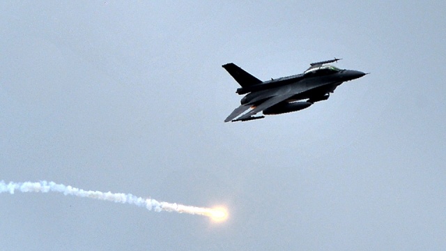 Myśliwce F-16 ostrzelały własną wieżę kontrolną - informują ogólnopolskie media. Dwie norweskie maszyny pomyłkowo wzięły za cel budynek podczas ćwiczeń na poligonie na wyspie Tarva.