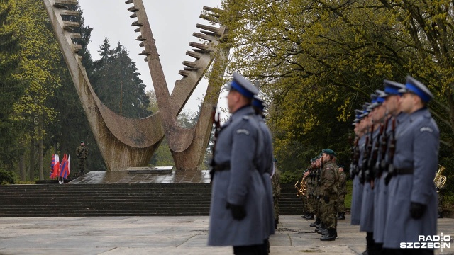 Kwiaty przed Pomnikiem Braterstwa Broni na Cmentarzu Centralnym złożyli we wtorek m.in. prezydent Szczecina, mieszkańcy, przedstawiciele organizacji kombatanckich i żołnierze. W ten sposób uczczono poległych w czasie walk o Szczecin. 26 kwietnia 1945 roku sowiecka armia zajęła Stettin.