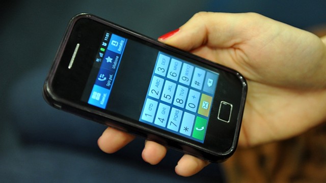 Kilkadziesiąt osób, które twierdzą, że zostały oszukane przez firmę telekomunikacyjną, zgłosiło się do szczecińskiego rzecznika konsumentów. Poszkodowani - głównie starsze osoby - podpisali umowy, na podstawie których płacą teraz coraz wyższe rachunki za rozmowy telefoniczne.