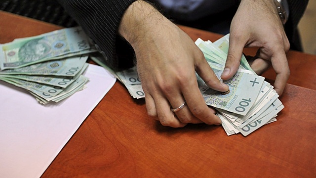 Golczewo zadłuży się na dwa miliony złotych. Zgodę na zaciągnięcie pożyczki wydali miejscy radni - podaje portal kamienskie.info.