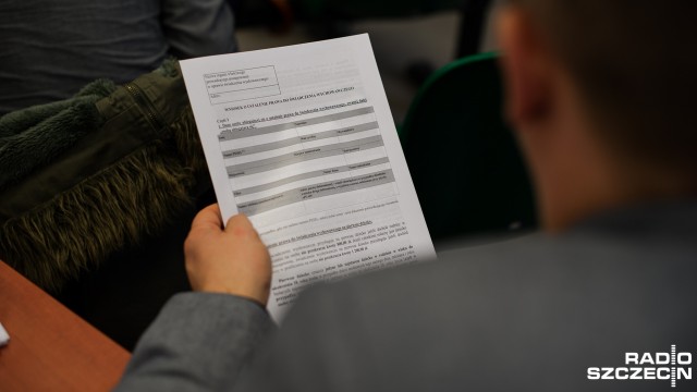 Kilkadziesiąt osób w Szczecinie złożyło podwójne lub potrójne wnioski przez internet o przyznanie pieniędzy w ramach programu Rodzina 500. Dopiero po sprostowaniu błędów w dokumentach Szczecińskie Centrum Świadczeń rozpocznie wypłatę dofinansowania.