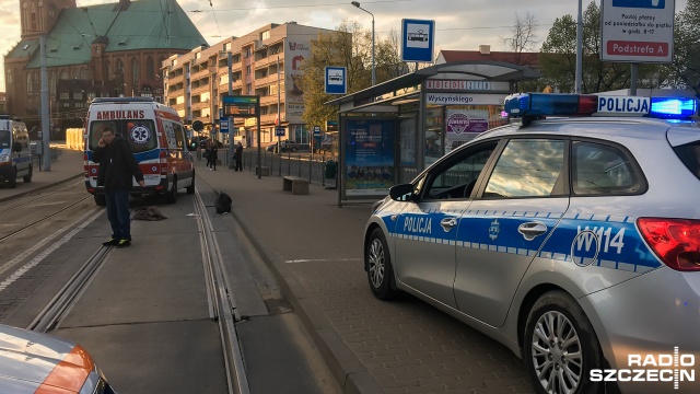 W piątek wieczorem na ul. Wyszyńskiego w Szczecinie doszło do wypadku. Mężczyzna wysiadł z tramwaju i wpadł pod jadący w kierunku centrum autobus. Był pod wpływem alkoholu.