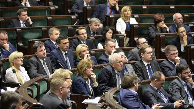 Chcemy nowej konstytucji - poda takim hasłem ulicami Kielc przeszli działacze i zwolennicy Kukiz03915.