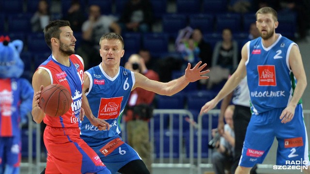 Koszykarze drużyny King Wilki Morskie Szczecin zmierzą się w środę z Anwilem Włocławek w trzecim meczu ćwierćfinałowym play-off Tauron Basket Ligi.